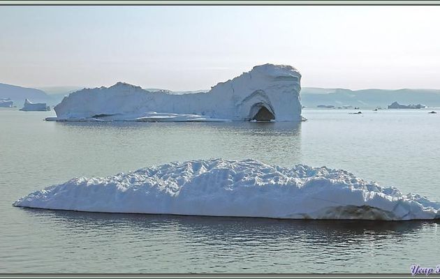 Navigation dans le Fjord Inglefield : observation d'une zone avec de très beaux icebergs - Région de Qaanaaq - Groenland
