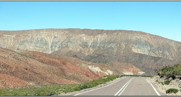 19/03/2022 : nous poursuivons la route vers San Francisco de Chiu-Chiu, avec bref arrêt pour l'observation, depuis la voiture, de deux caracaras montagnards - Désert d'Atacama - Chili