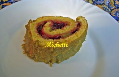 Gâteau roulé à la pâtissière au thé matcha, confiture de framboise
