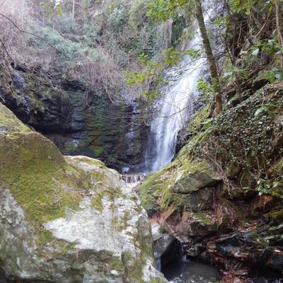 Au dessus de la cascade coule . . .