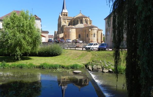 une église en reflets à Charolles