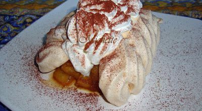 Meringue blonde, ananas caramélisé au rhum, chantilly à la cannelle