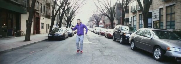 Il compose une chanson et crée un clip vidéo pour chercher un colocataire