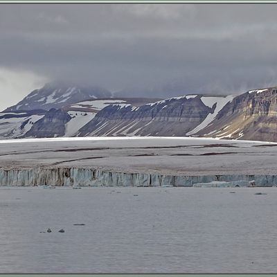 Rencontres avec quelques beaux icebergs le long du glacier Sonklarbreen - Spitzberg - Svalbard - Norvège