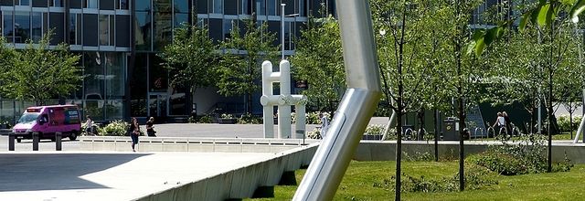 Metz / L'art dans les jardins 2014 / Les Simonnet devant le Centre Pompidou-Metz...