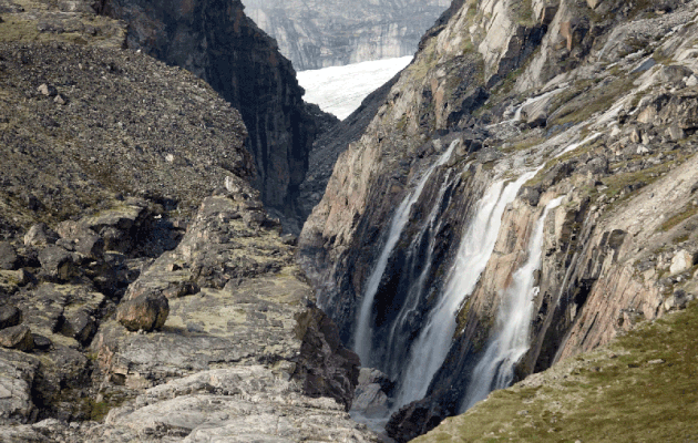 Cascade dans Icy Fjord - Nunavut