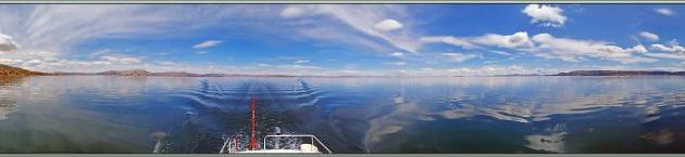 Panorama 360° sur le Lac Titicaca vu à la sortie de la baie de Puno, direction Île Taquile - Pérou 