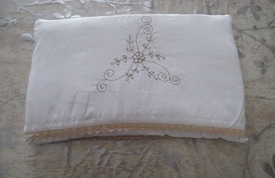 Pochette blanche brodée