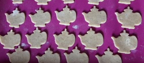 Des petits gâteaux épicés en forme de théière