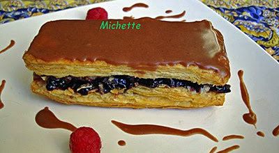 Mille feuilles à la pâte inversée faite maison, crème à la myrtille, framboises