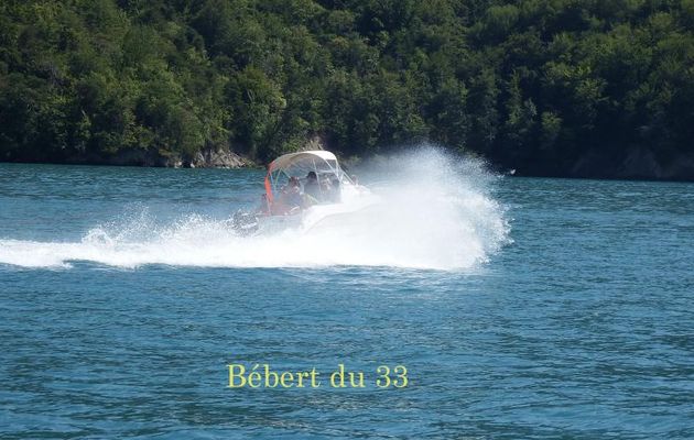 une vague et un bateau 