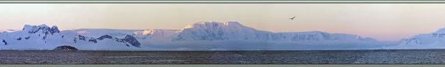 20 février, 6 h: le soleil commence à éclairer les sommets bordant le Détroit de Gerlache - Péninsule Antarctique
