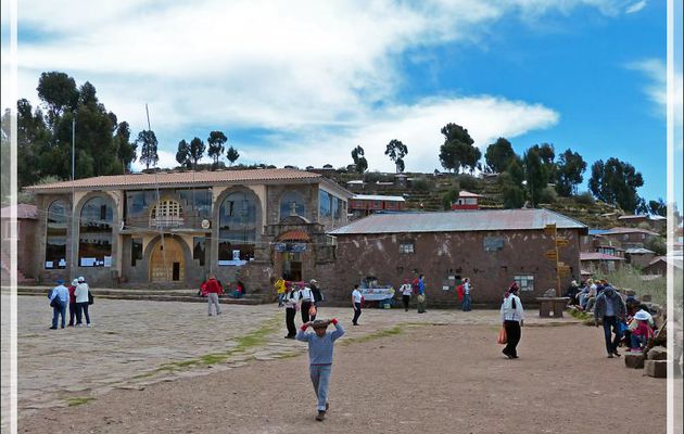 Huillanopampa et sa traditionnelle Plaza de Armas - Île Taquile - Lac Titicaca - Pérou