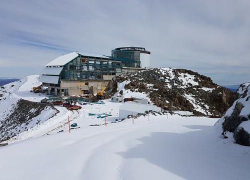 L'observatoire de Vera-Rubin au Chili et sa camera géante.