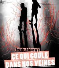 Téléchargements gratuits pour les livres en ligne Ce qui coule dans nos veines PDF DJVU iBook 9782354886943 par Sophie Adriansen in French