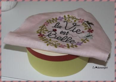 Boite brodée / La vie est belle