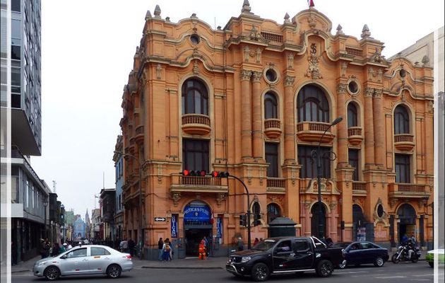Balade le nez en l'air dans le Lima historique (Pérou) : Avenue Nicolas de Pierola avec un beau bâtiment de 1924 et l'Eglise bleue de la Recoleta sur la Plaza Francia 