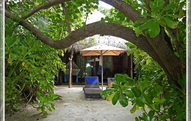 Le maillot de bain et le tee shirt sèchent depuis la veille sur notre terrasse, il ne leur reste plus qu'à rejoindre la valise ... - Moofushi - Atoll d'Ari - Maldives