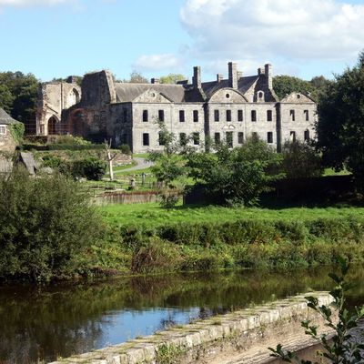 Après le lac de Guerlédan - L'abbaye Notre-Dame de Bon Repos