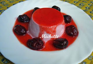 Mousse de cerise à la violette, compotée de fruits, coulis fraise cerise