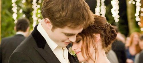 Les deux amoureux Bella et Edward à leur mariage 
