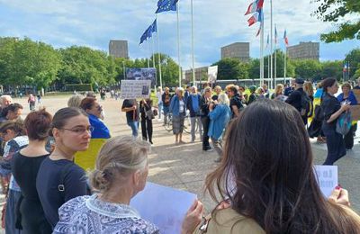 Une centaine de personnes proteste contre le bombardement de l'hôpital de Kyiv par les troupes de Poutine