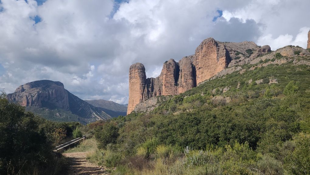 Vers  Los Mallos De Riglos et Aguero