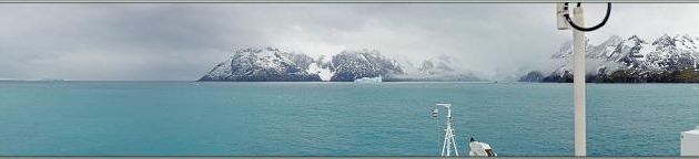 Le Lyrial arrive à l'entrée du Fjord Drygalski, sur la route, nous avons croisé un immense iceberg tabulaire (tout à gauche) - Géorgie du Sud