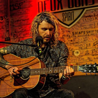 Dom Martin enchante Modave : un concert intimiste entre guitare et confidences