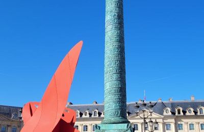 A la découverte du dragon rouge de Calder sur la Place Vendôme !
