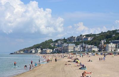Calvados : été 2018 : Plage de Trouville-sur-Mer et la Centrale thermique du Havre