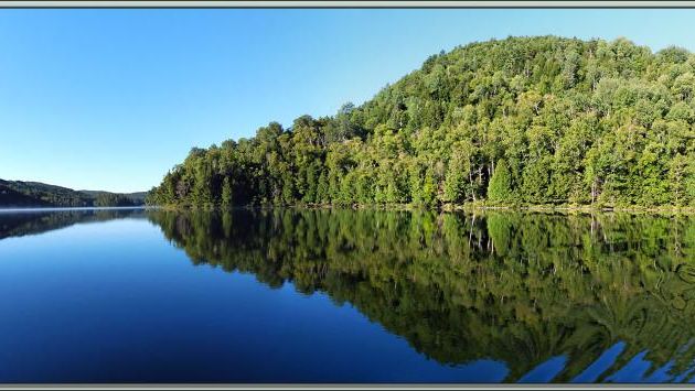 Reflets parfaits sur le Petit Lac Preston - Duhamel - Outaouais - Québec - Canada
