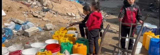Des vivres parachutés au-dessus de Gaza alors que les Palestiniens font face à la famine *** Mais n’y a-t-il pas un hypocrite et criminel « En même temps » ?