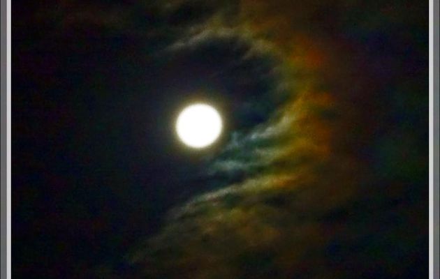 Madame la Lune : en fin de nuit avec irisation d'un nuage puis à son coucher - Lartigau - Milhas - 31