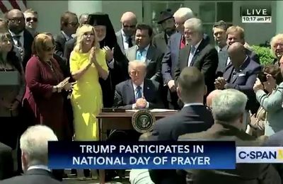 Le chant "Amazing Grace" est chanté avant que le président Donald Trump ne signe un décret établissant la Commission de la liberté religieuse pour sauvegarder et promouvoir le principe fondateur de la liberté religieuse en Amérique. 