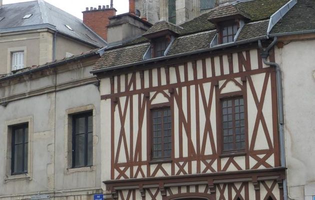 DIJON  -  UN  TOUR   EN  VILLE