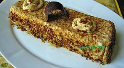 Gâteau de crêpes à la mousse de caramel et nougatine, compote de pommes
