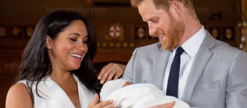 Archie  Windsor Moutbattem a été présenté à son arrière grand mère la reine