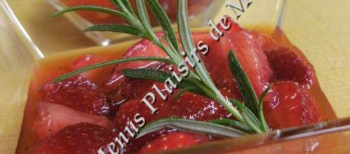 Soupe de fraises à la mangue et romarin