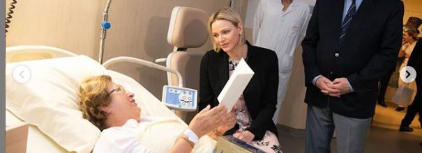 Quand le prince Albert et la princesse Charlène rencontrent les personnes agées
