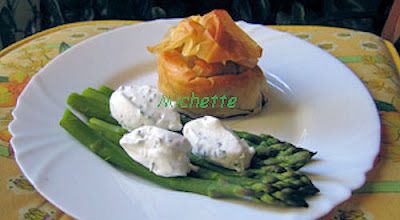 Croustillants de poulet, asperges et crème de ciboulette