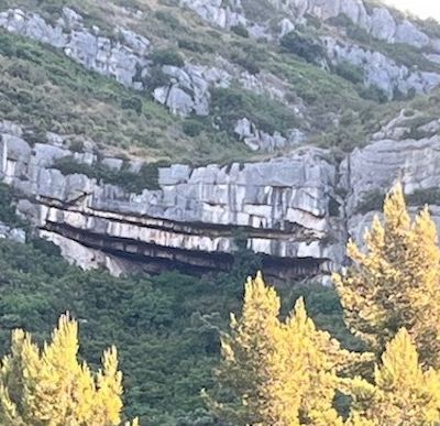 Au pied de la Baume de Passe-Temps