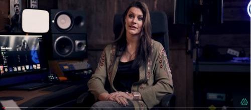 Floor Jansen : Vidéo à la batterie