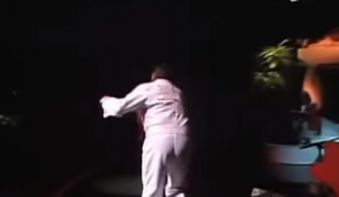 vous avez dit ELVIS -titre en rapport -autour de lui 