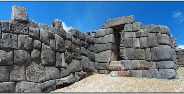 Portes trapézoïdales trouant les remparts de la forteresse Sacsayhuamán - Cuzco - Pérou