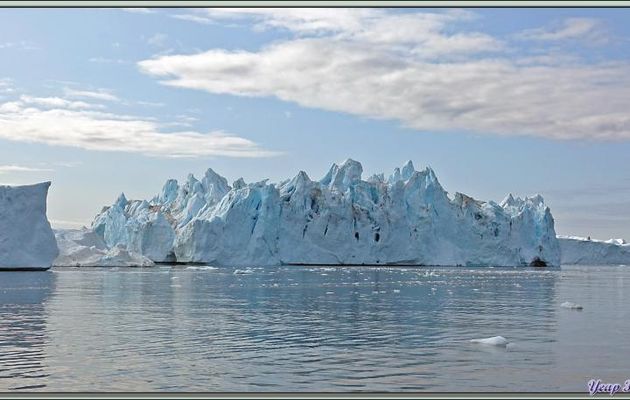 Parfois les icebergs sont équipés de néons - Baie de Disko - Groenland