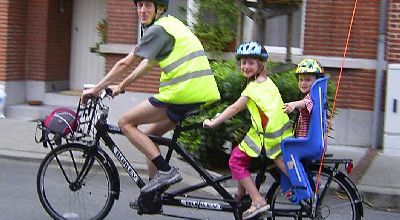 A trois sur un vélo? Y sont fous...