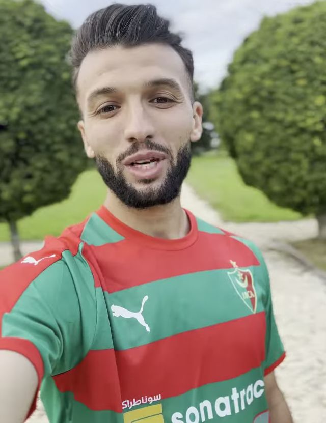 Zakaria Naidji pose avec son nouveau maillot 