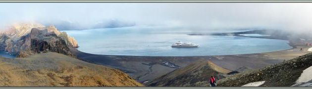 Fin de randonnée: un rayon de soleil illumine le panorama de Neptune's Bellows, la Pointe Fildes, Whaler's Bay, au fond le Lac Kroner - Île de la Déception - Photos de voyage Péninsule Antarctique