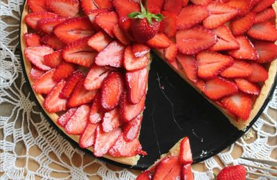 Tarte à la rhubarbe, amande, et fraises {& Pâte brisée}
